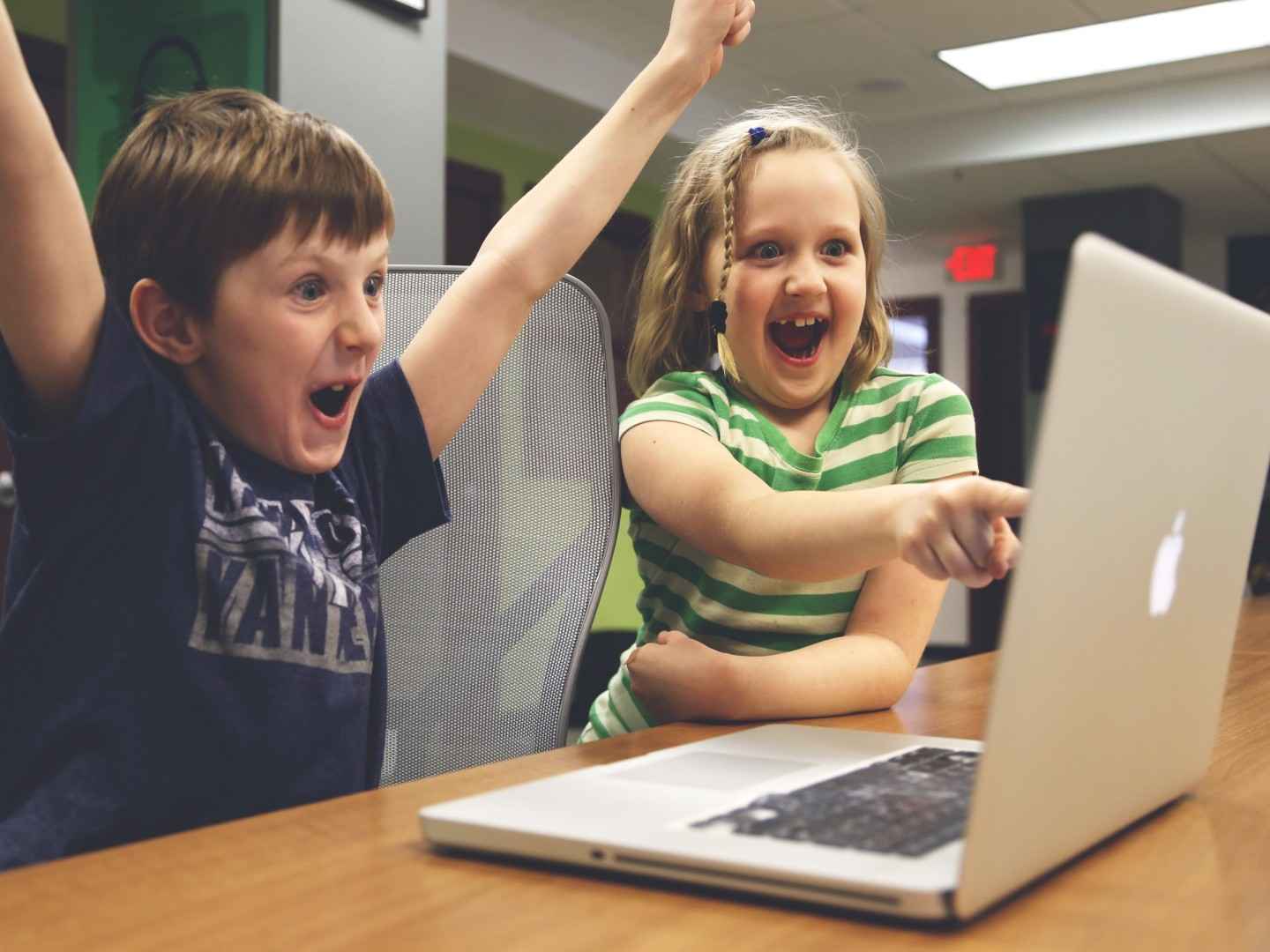 Zwei Kinder freuen sich, dass ihre Eltern durch die Steuererklärung Geld zurück bekommen haben.