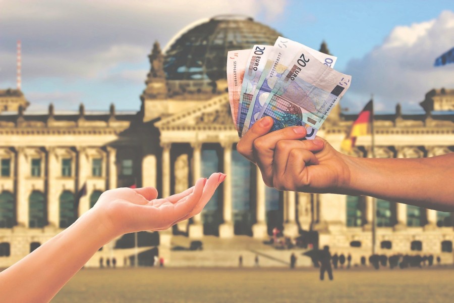 Steuerzahlergedenktag: Ein Angestellter bekommt nach der Abgabe seiner Steuererklärung Steuern zurück.
