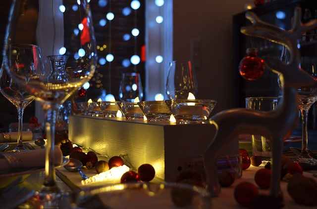 Weihnachtsessen: Ein weihnachtlich gedeckter Tisch.