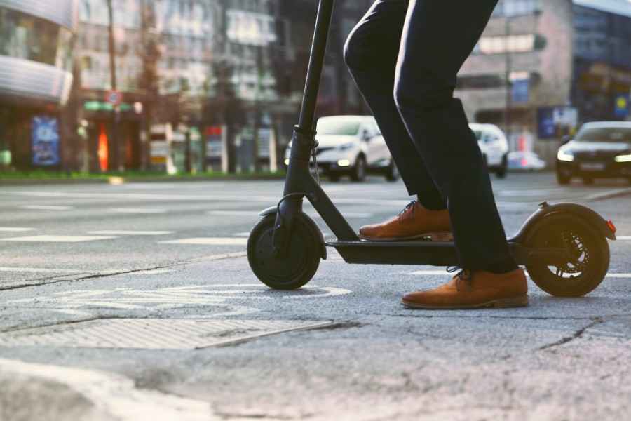 Mann auf einem E-Scooter