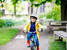 Ein Kind fährt Fahrrad auf der Straße.
