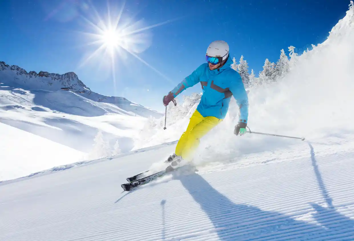 Junger Mann auf einer Ski-Piste