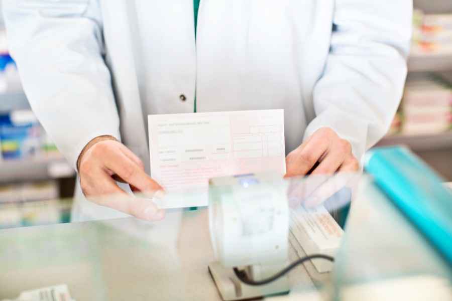 Apotheker scannt ein Rezept für Arzneimittel ein. 