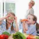 Kinder wachsen mit gesunder Ernährung auf
