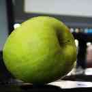 Gesunde Ernährung im Homeoffice: ein Apfel enthält viele Vitamine.