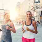 Zwei Frauen joggen