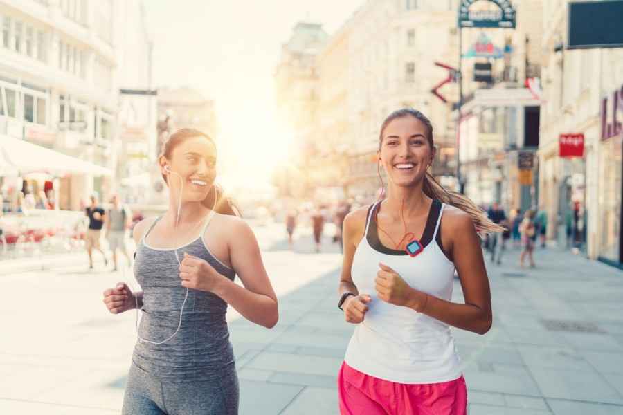 Zwei Frauen joggen