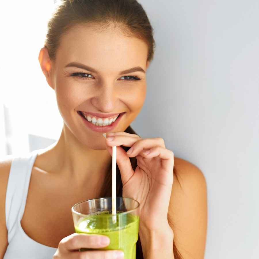Junge Frau mit Smoothie