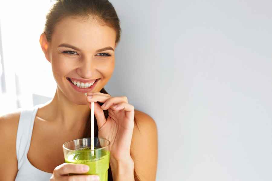 Junge Frau mit Smoothie