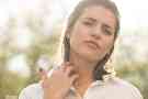 Frau mit Stich am Hals: Wie können Sie Mückenstiche vermeiden?