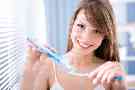 Ratgeber Zahnfleischentzündung: Eine Frau putzt ihre Zähne.