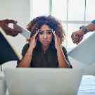 Gothaer Ratgeber Stress: Eine Frau ist durch viel Arbeit gestresst.
