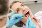 Frau bei einer Zahnuntersuchung