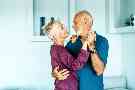 Leben aktiv genießen: Älteres Paar tanzt