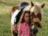 Mädchen genießt das Zusammensein mit seinem Pferd.