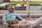 Senioren mit Tablet gemütlich auf der Couch