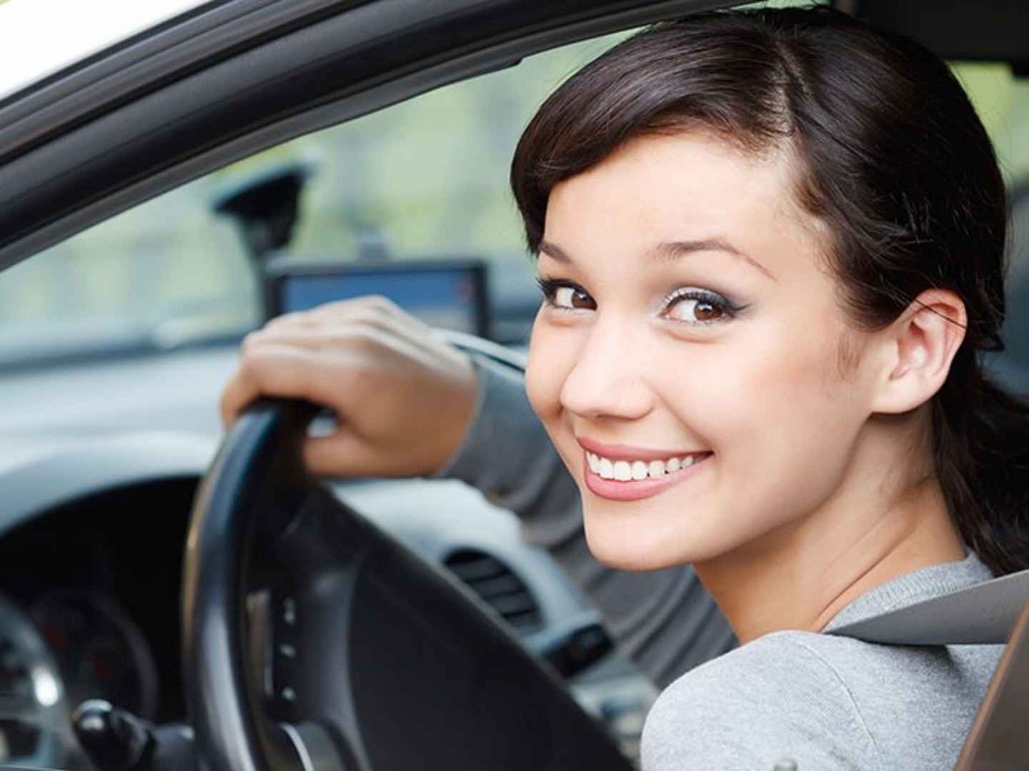 Frau sitzt am Steuer eines Autos