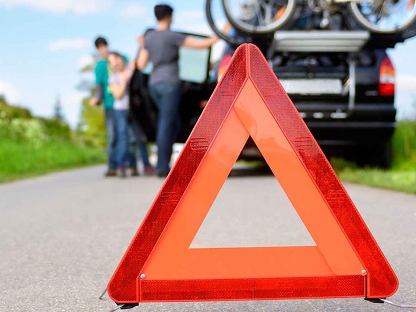 Ein Warndreieck steht auf der Straße. 