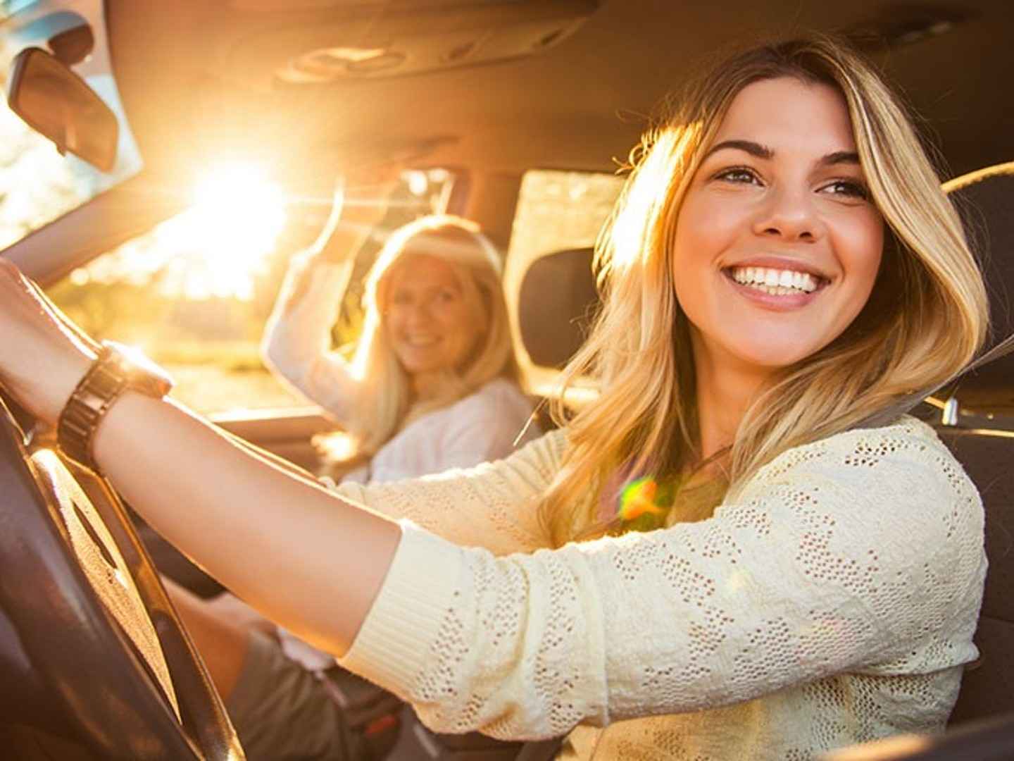 Junge Frau mit Beifahrerin im Auto