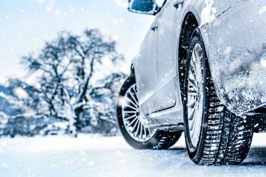 Winterreifen: Ein Auto steht auf einem schneebedecktem Untergrund.