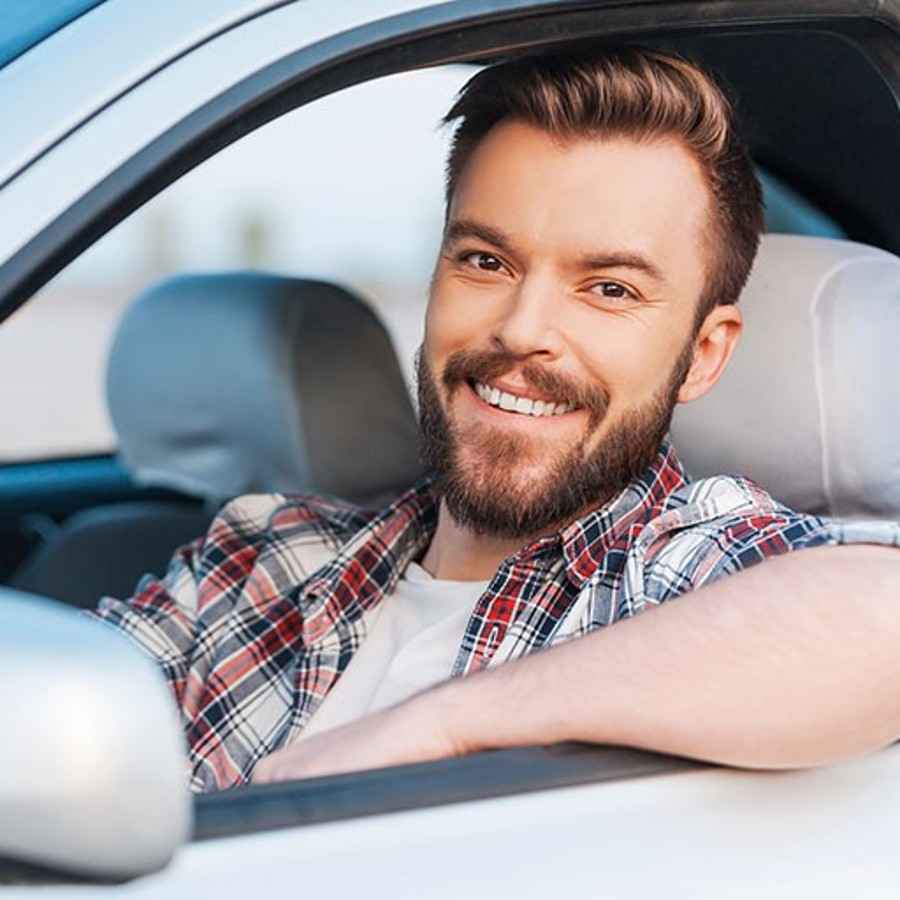 Junger Mann im Auto