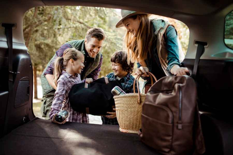 Eine Familie, die mit dem Auto verreist.