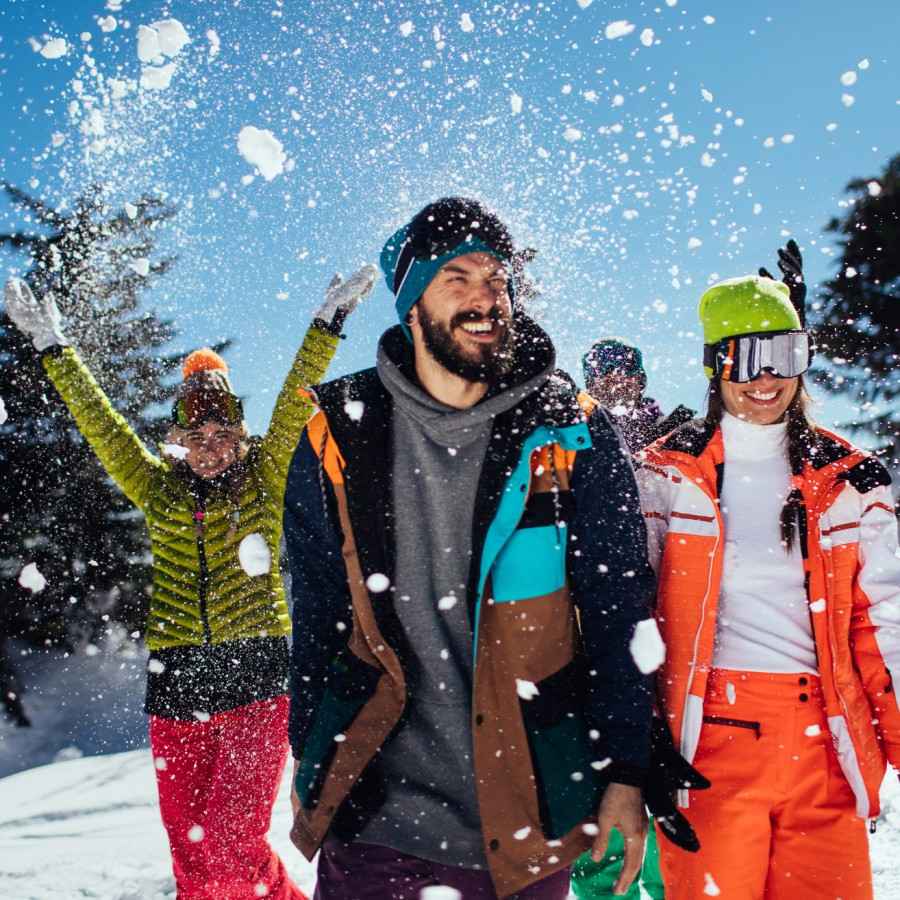 Eine Gruppe von jungen Menschen im Skiurlaub.