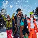 Eine Gruppe von jungen Menschen im Skiurlaub.