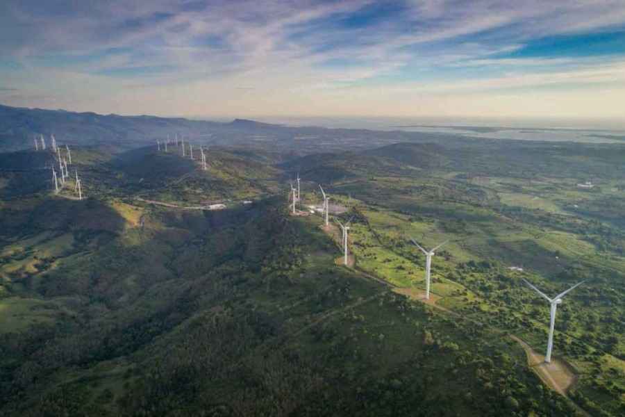 Windkrafträder auf einem Berg.