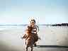 Mutter und Kind am Strand - im Hintergrund Windräder