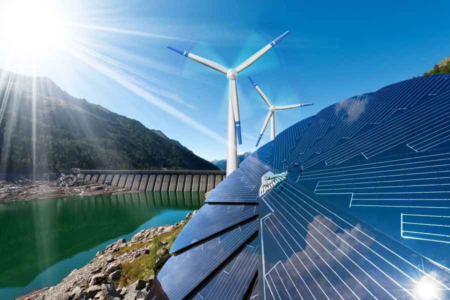 Nachhaltigkeit bei Produkten: Windkraft- und Solaranlage