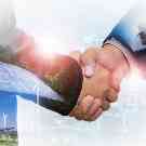 Collage "Handshake vor Anlagen zur erneuerbaren Energie"