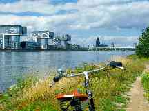 Fahrradtour am Rheinufer durch die Poller Wiesen in Köln
