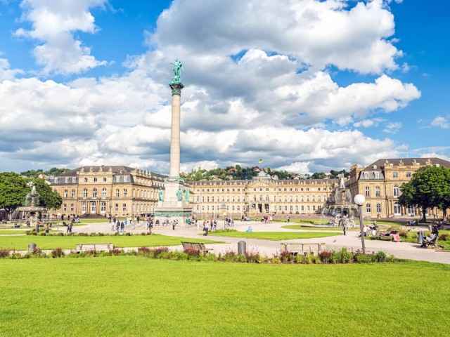 Versicherung Stuttgart: Das neue Schloss in Stuttgart mit Jubiläumssäule und Schlossplatz
