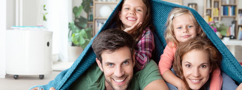 Berufsunfähigkeit: Familie ist glücklich, dass sie sich mit ihrer Berufsunfähigkeitsversicherung so gut abgesichert hat. Berufsunfähigkeit: Familie ist glücklich, dass sie sich mit ihrer Berufsunfähigkeitsversicherung so gut abgesichert hat.