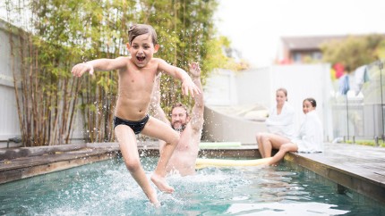 Kind springt in den Pool Kind springt in den Pool