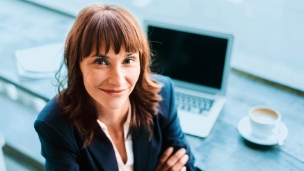 Berufsunfähigkeitsversicherung: Frau im Büro Berufsunfähigkeitsversicherung: Frau im Büro