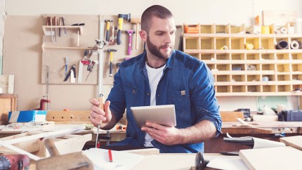 BUZ: Handwerker bei der Arbeit - gut geschützt mit einer Berufsunfähigkeitsversicherung BUZ: Handwerker bei der Arbeit - gut geschützt mit einer Berufsunfähigkeitsversicherung