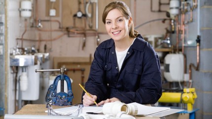 Erwerbsunfähigkeitsversicherung: Handwerkerin bei der Arbeit - gut geschützt vor Erwerbsunfähigkeit. Erwerbsunfähigkeitsversicherung: Handwerkerin bei der Arbeit - gut geschützt vor Erwerbsunfähigkeit.