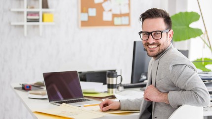 BU-Versicherung: Junger Mann im Homeoffice - gut geschützt mit seiner Berufsunfähigkeitsversicherung BU-Versicherung: Junger Mann im Homeoffice - gut geschützt mit seiner Berufsunfähigkeitsversicherung