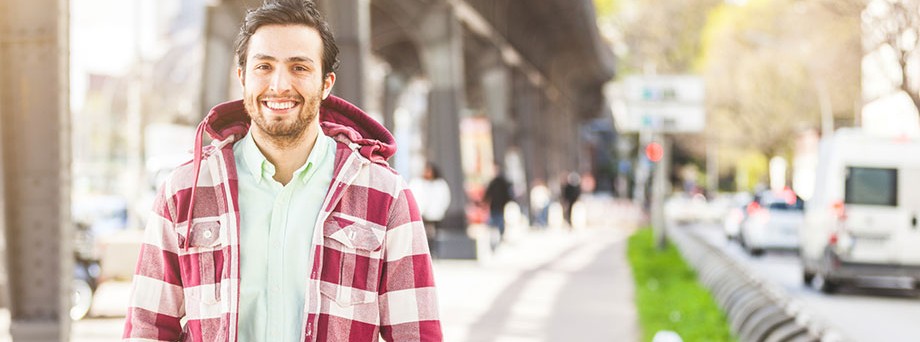 Arbeitnehmersparzulage: Arbeitnehmer freut sich über seine Vermögenswirksamen Leistungen (VL). Arbeitnehmersparzulage: Arbeitnehmer freut sich über seine Vermögenswirksamen Leistungen (VL).