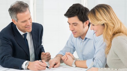 Rentenfonds: Anleger lassen sich über Fonds und Anleihen beraten. Rentenfonds: Anleger lassen sich über Fonds und Anleihen beraten.