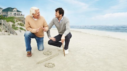 Bild Vermögensanlage: Vater und Sohn haben am Strand ein Prozentzeichen in den Sand gemalt. Bild Vermögensanlage: Vater und Sohn haben am Strand ein Prozentzeichen in den Sand gemalt.