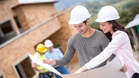 Gothaer Bauherrenhaftpflicht: Junges Paar auf einer Baustelle vor einem unfertigen Haus. Gothaer Bauherrenhaftpflicht: Junges Paar auf einer Baustelle vor einem unfertigen Haus.