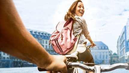 Private Haftpflichtversicherung: Junge Frau lacht über Sorgen, da sie gut versichert ist und Schutz durch die Privathaftpflicht der Gothaer genießt. Private Haftpflichtversicherung: Junge Frau lacht über Sorgen, da sie gut versichert ist und Schutz durch die Privathaftpflicht der Gothaer genießt.