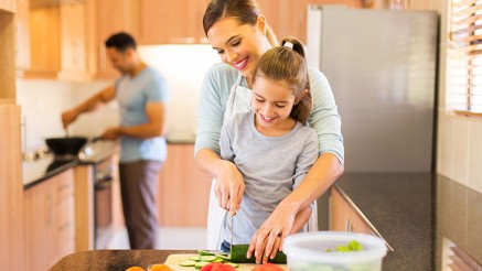 Hausratversicherung: Eine Familie kocht in der Küche. Hausratversicherung: Eine Familie kocht in der Küche.