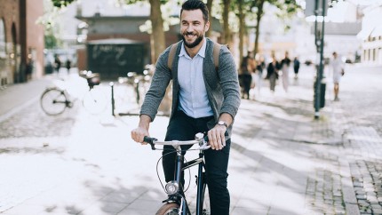Fahrradversicherung: Mann mit dem Fahrrad in der Stadt. Fahrradversicherung: Mann mit dem Fahrrad in der Stadt.