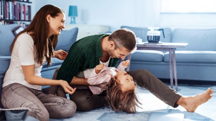 Hausratversicherung: Frau in der Küche, die ihre Sorge um den Hausrat, zum Beispiel vor Schäden oder Diebstahl, im Mülleimer verschwinden lässt. Hausratversicherung: Frau in der Küche, die ihre Sorge um den Hausrat, zum Beispiel vor Schäden oder Diebstahl, im Mülleimer verschwinden lässt.
