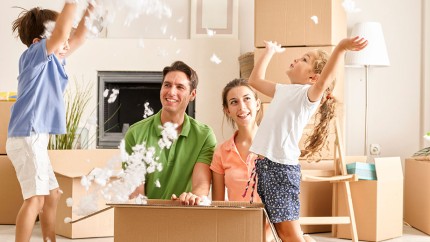 Gothaer Hausversicherung: Eltern freuen sich mit ihren Kindern über den Einzug in ihr eigenes Haus. Gothaer Hausversicherung: Eltern freuen sich mit ihren Kindern über den Einzug in ihr eigenes Haus.