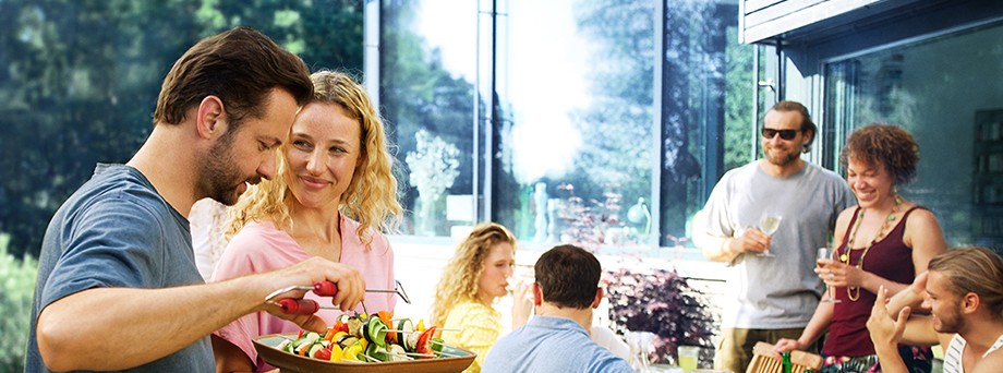 Gothaer Haus- und Wohnungsversicherung Heim&Haus: Glückliche Teilnehmer bei einer Grillfeier, die sich dank Gothaer Heim&Haus unbeschwert dem Leben hingeben können. Gothaer Haus- und Wohnungsversicherung Heim&Haus: Glückliche Teilnehmer bei einer Grillfeier, die sich dank Gothaer Heim&Haus unbeschwert dem Leben hingeben können.